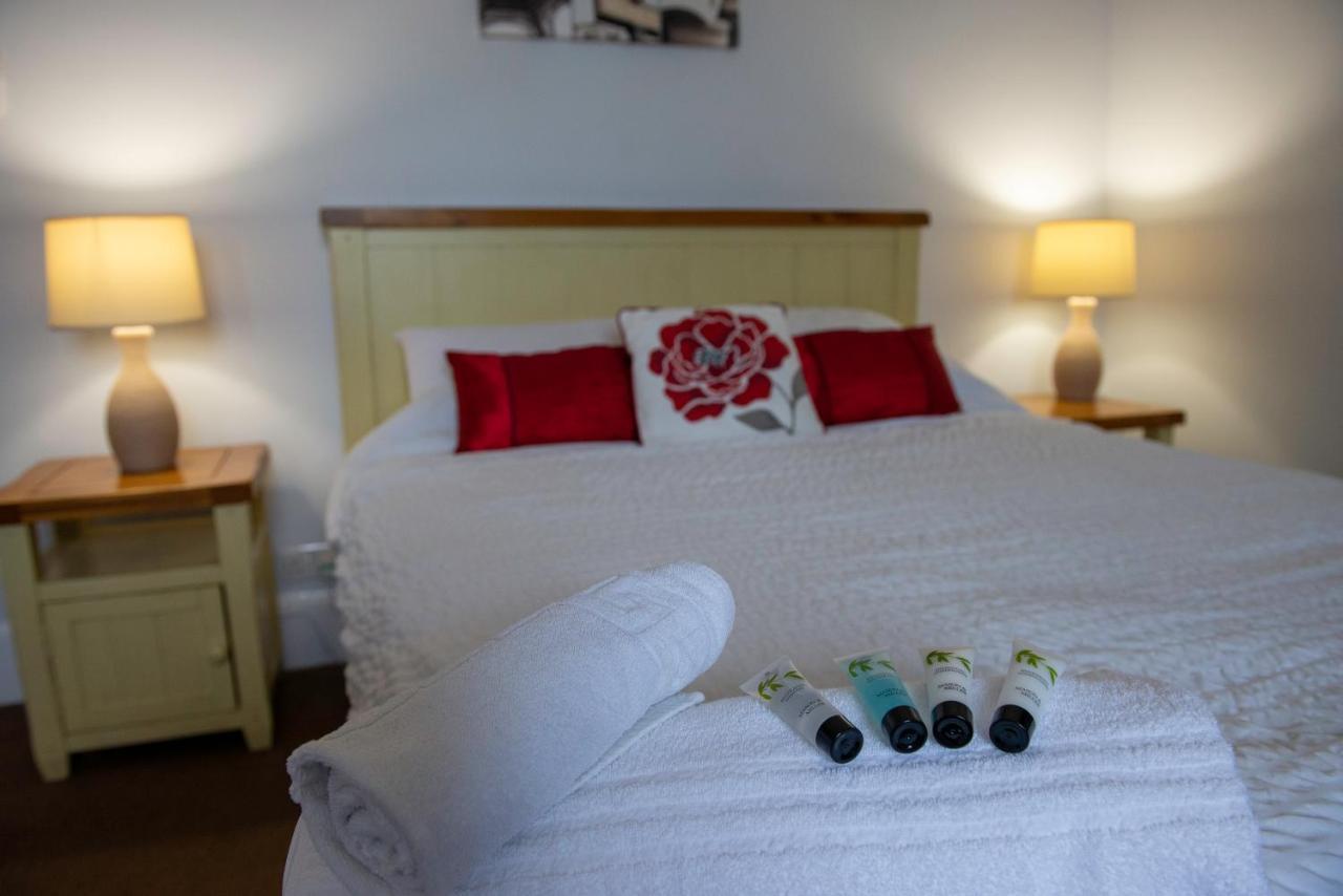 The Vale Hotel Криклейд Екстериор снимка