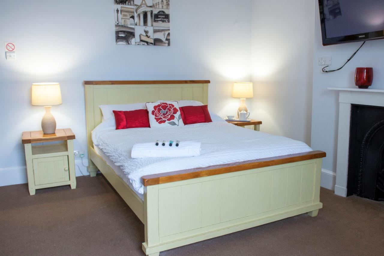 The Vale Hotel Криклейд Екстериор снимка