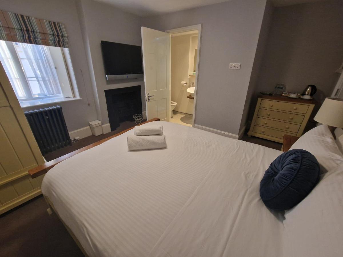 The Vale Hotel Криклейд Екстериор снимка