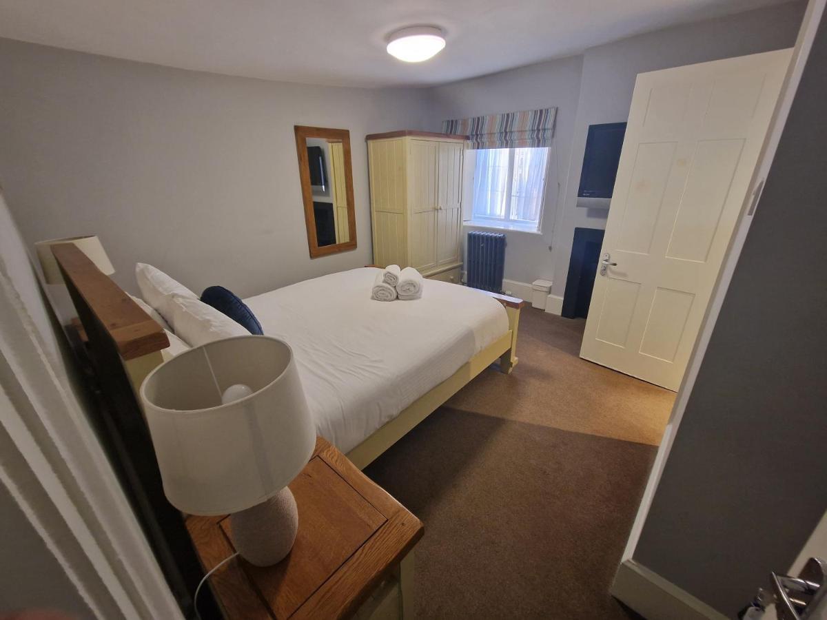 The Vale Hotel Криклейд Екстериор снимка