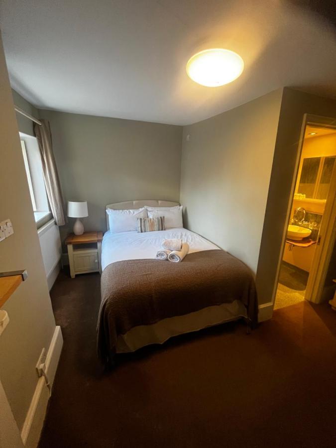 The Vale Hotel Криклейд Екстериор снимка