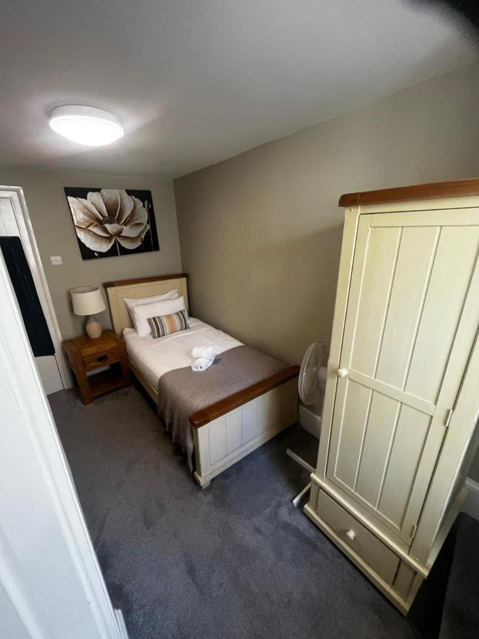 The Vale Hotel Криклейд Екстериор снимка