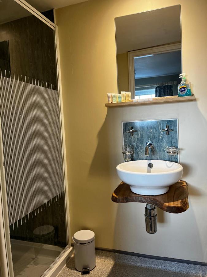 The Vale Hotel Криклейд Екстериор снимка