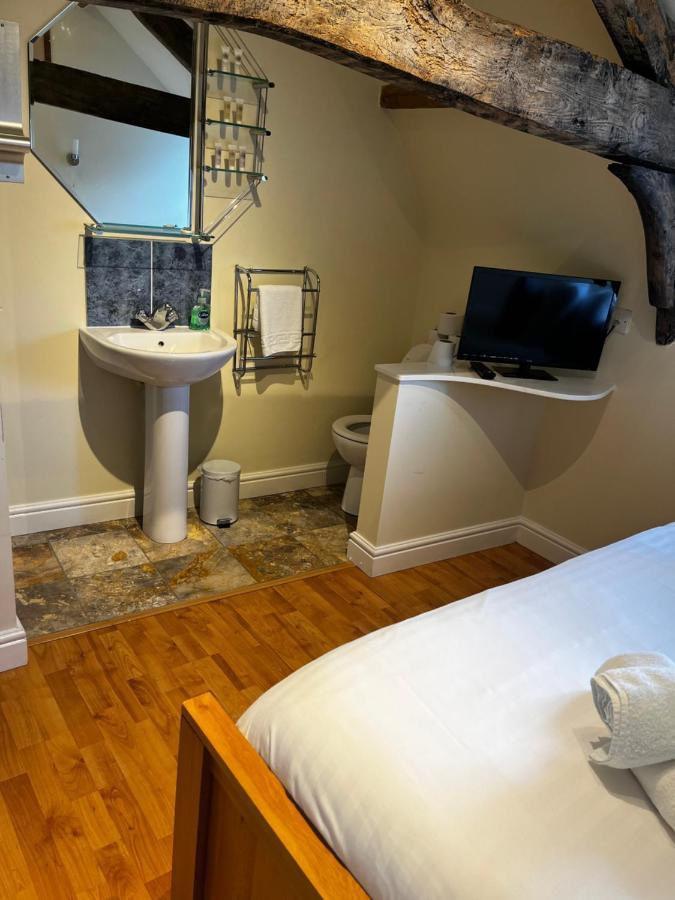 The Vale Hotel Криклейд Екстериор снимка