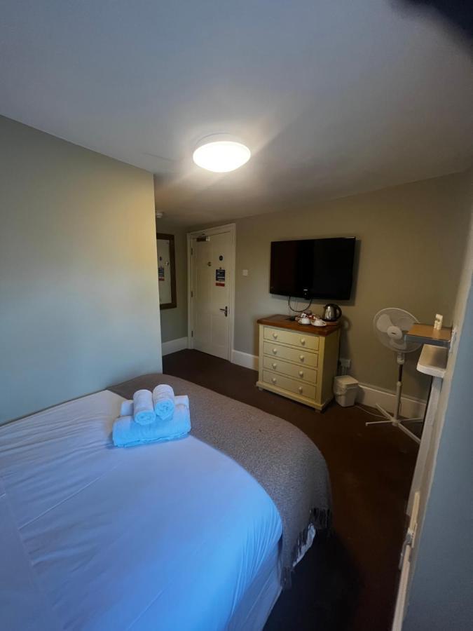The Vale Hotel Криклейд Екстериор снимка