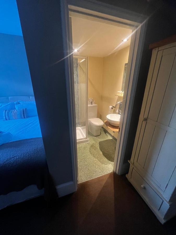 The Vale Hotel Криклейд Екстериор снимка