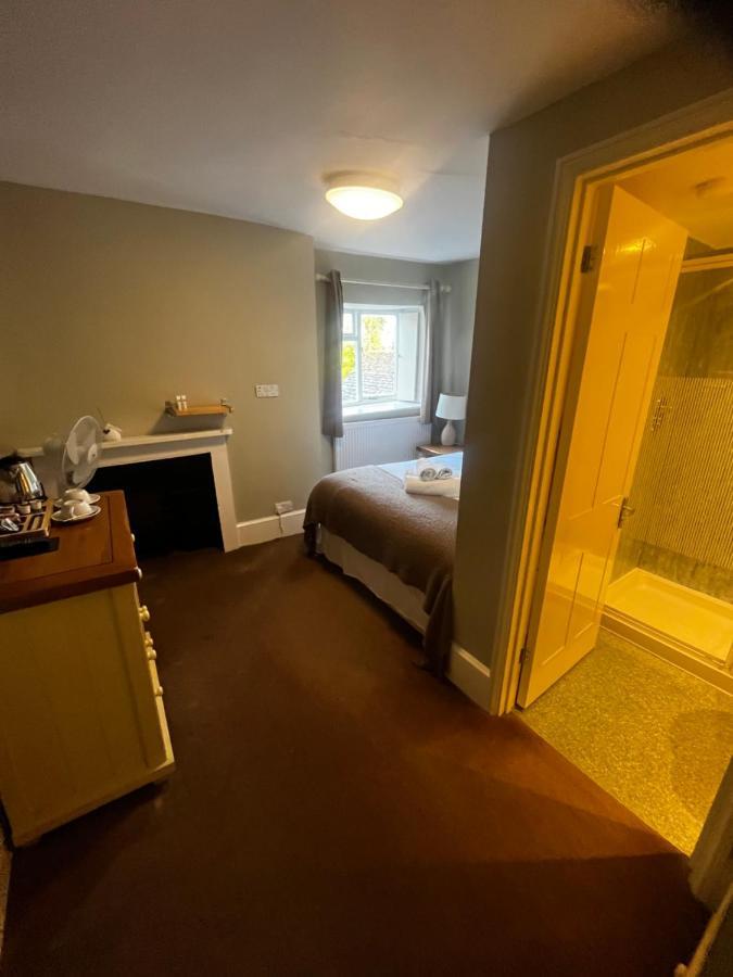 The Vale Hotel Криклейд Екстериор снимка